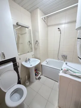 Manje kupatilo sa kadom, umivaonikom, WC šoljom i veš mašinom. - image 10