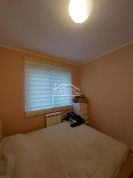 Pogled na spavaću sobu sa bračnim krevetom i prozorom. - image 8