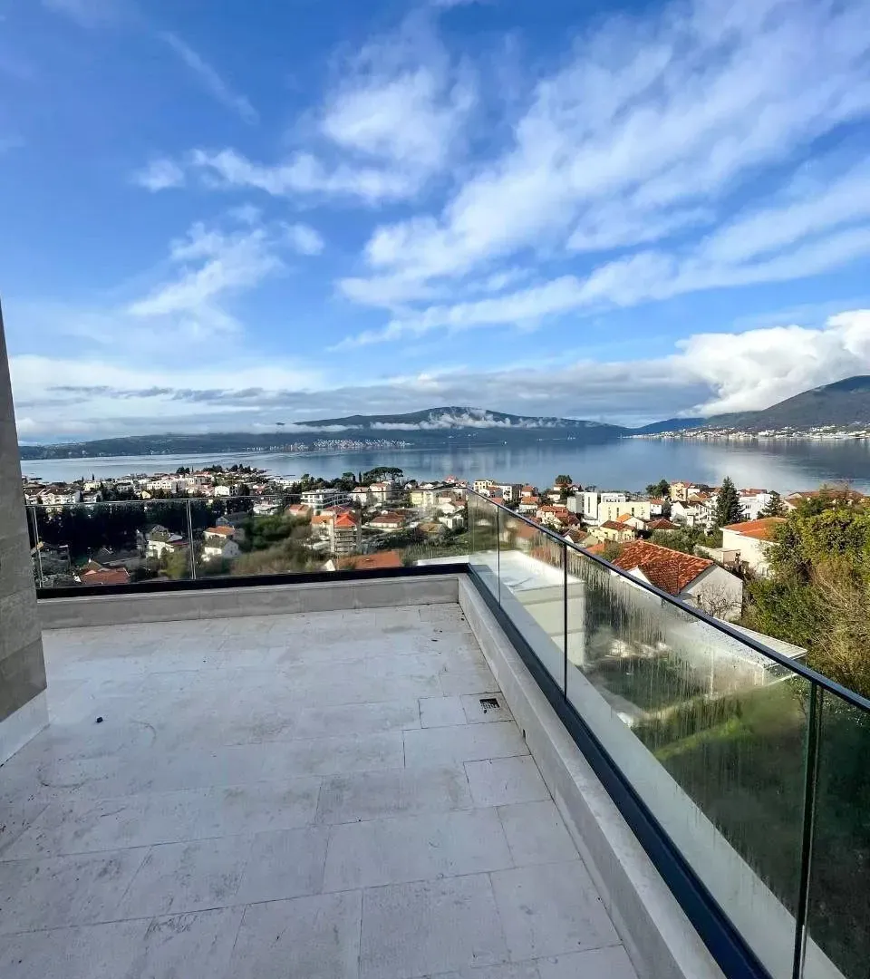 Izdavanje, dvosoban stan, 159m², Tivat, Crna Gora