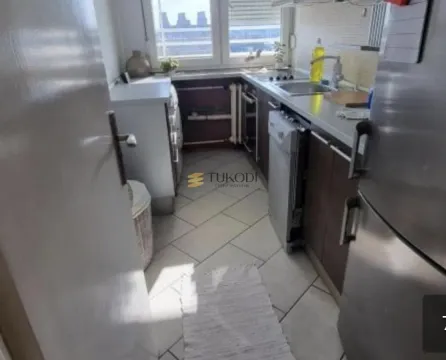 Small equipped kitchen with a window and white goods. - image 5