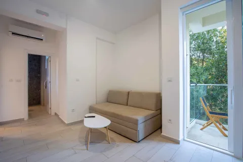 Manji dnevni boravak sa trosjedom, stočićem i izlazom na terasu. - image 17