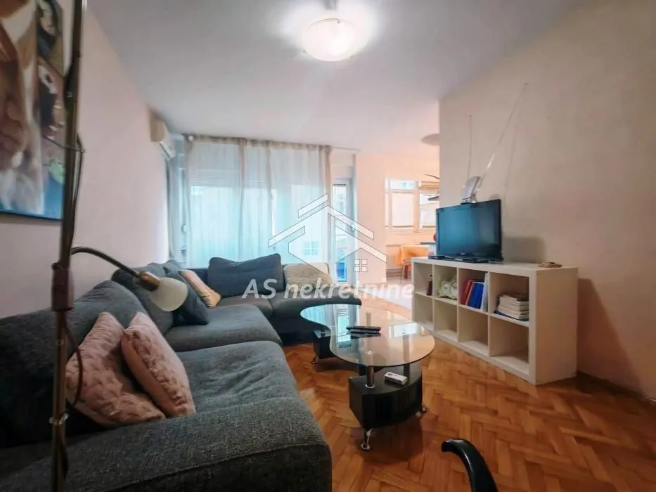 Rent, three bedroom apartment, 73m², Kalenić Pijaca, Vračar Sve Podlokacije