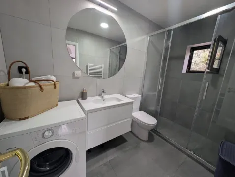 Moderne kupatilo sa tuš kabinom, umivaonikom, WC šoljom i veš mašinom. - image 9