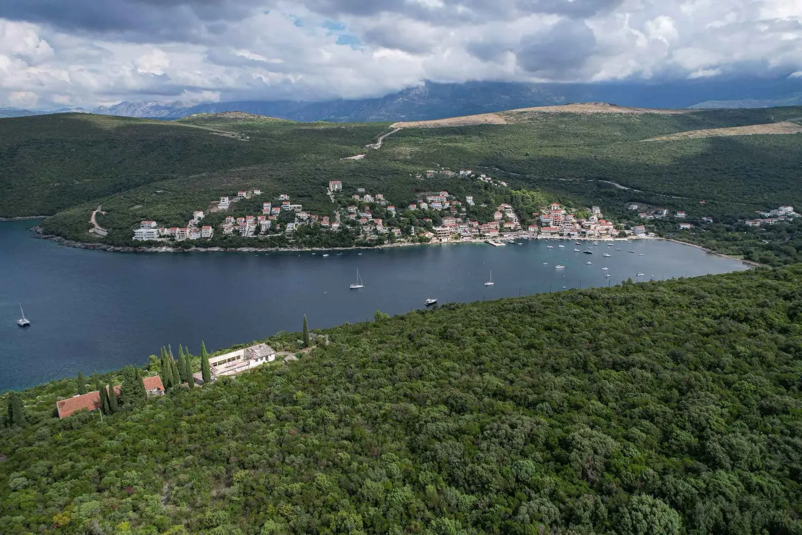 Pogled iz vazduha na zaliv, obalu i naselje.