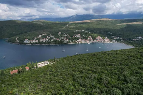 Pogled iz vazduha na zaliv, obalu i naselje. - image 16
