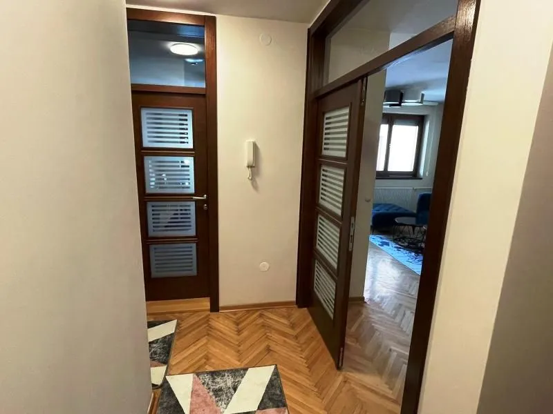Izdavanje, trosoban stan, 85m², Medicinski fakultet, Niš