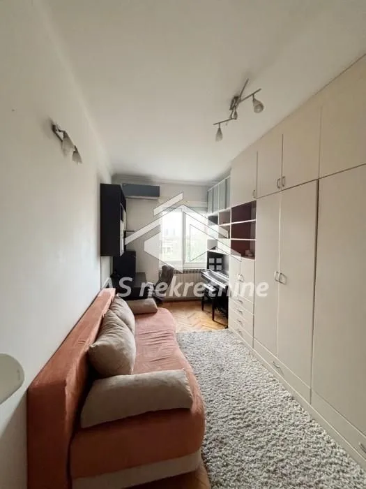 Izdavanje, četvorosoban stan, 86m², Savski Venac, Beograd