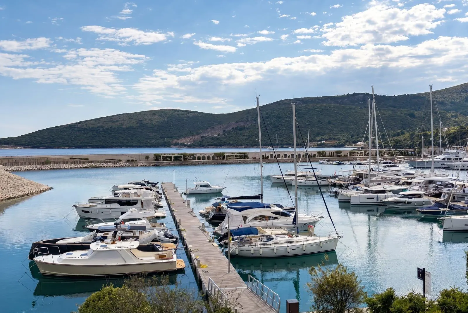 Pogled na marinu sa jahtama i brodovima.