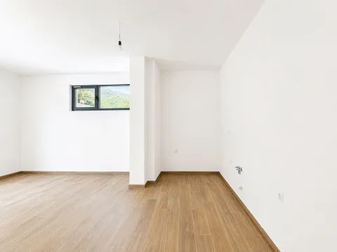 Prazna svijetla prostorija sa bijelim zidovima i drvenim podom. - image 4