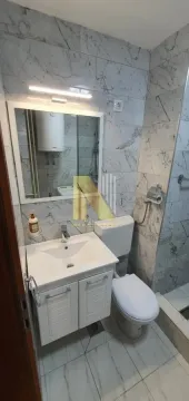 Moderno opremljeno kupatilo sa umivaonikom i tuš kabinom. - image 10