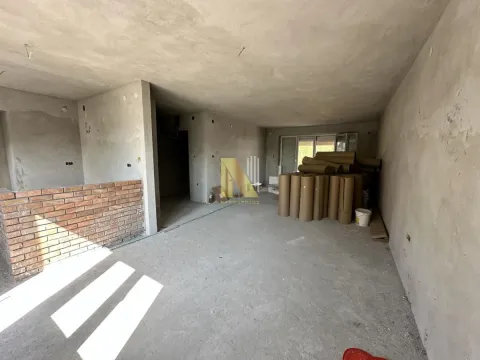 Neopremljen prostor u izgradnji sa građevinskim materijalom. - image 2