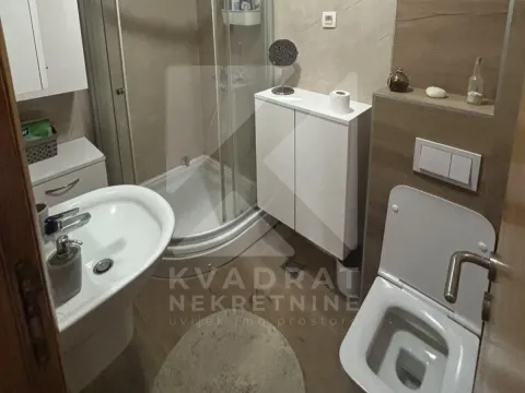 Kompaktno opremljeno kupatilo sa tuš kabinom, umivaonikom i toaletom. - image 11