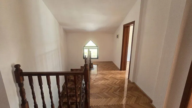 Sale, house, 319m², Zlatica, Podgorica