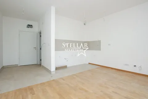 Prazna prostorija sa drvenim podom i pripremljenim instalacijama. - image 2