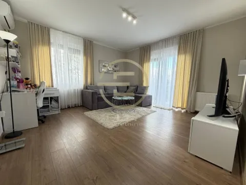 Dnevna soba sa garniturom, radnim stolom i televizorom. - image 29