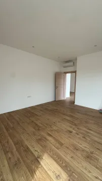 Prazna soba sa laminatom i bijelim zidovima. - image 4