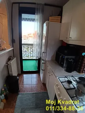 Manja kuhinja sa belim elementima i šporetom, sa izlazom na terasu. - image 4