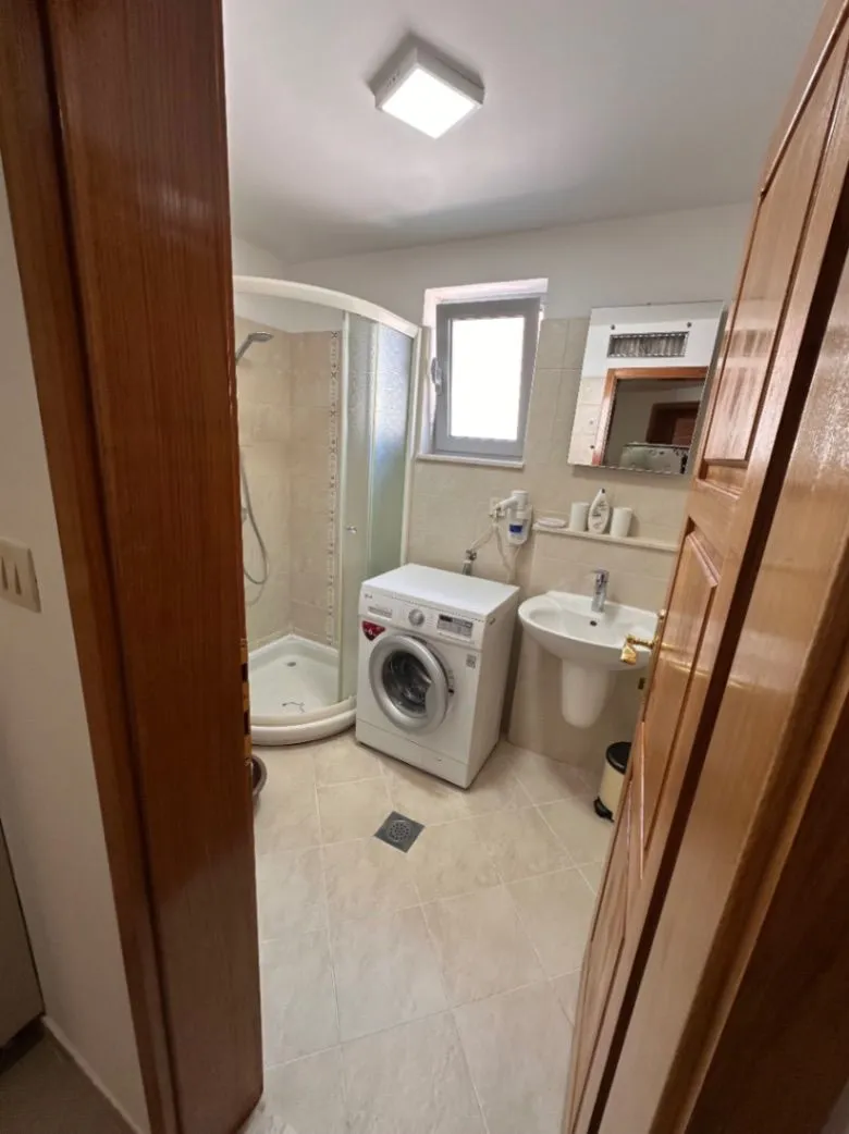 Izdavanje, dvosoban stan, 62m², Đenovići, Herceg Novi