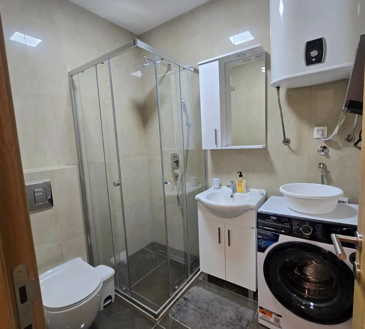 Izdavanje, trosoban stan, 103m², Tološka šuma, Podgorica