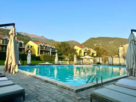 Izdavanje, kuća, 176m², Lastva Grbaljska, Kotor - image 1