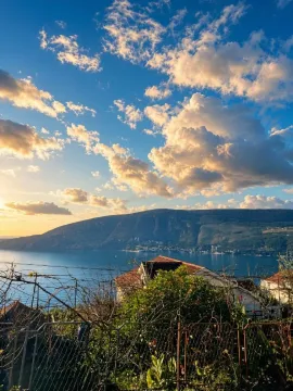 Pogled na more i planine sa terase. - image 8