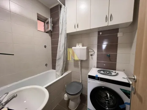 Kupatilo opremljeno kadom, sanitarijama i veš mašinom. - image 8