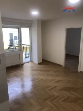 Prazna soba sa parketom i izlazom na balkon. - image 6