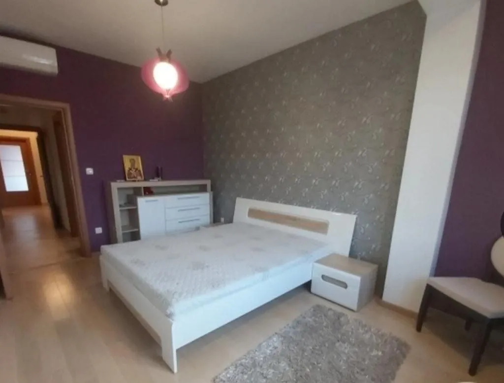 Izdavanje, dvosoban stan, 90m², Centar, Podgorica