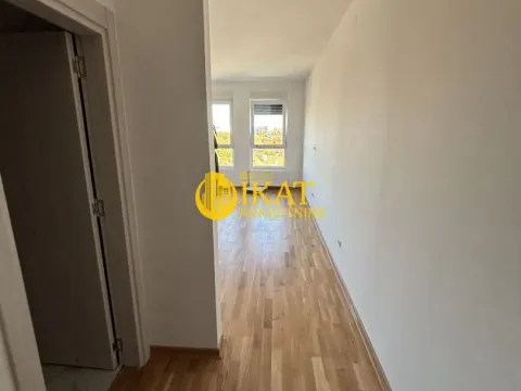 Prodaja, četvorosoban stan, 80m², Centar, Stara Pazova - image 6