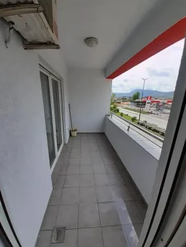 Dugačak popločani balkon sa pogledom na okolinu. - image 9