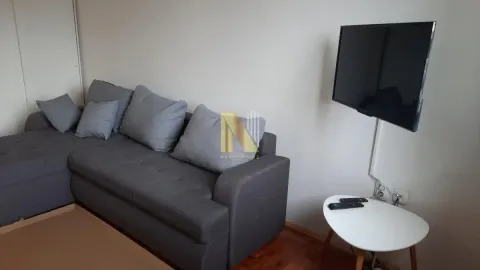 Dnevna soba sa ugaonom garniturom, televizorom i stočićem. - image 3