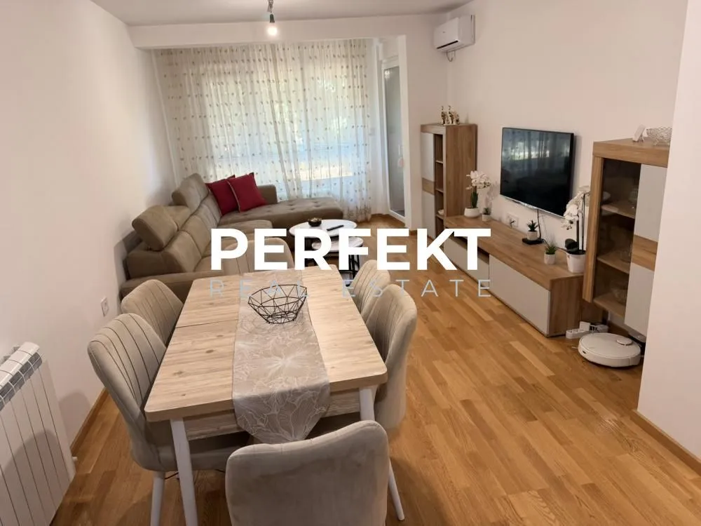 Dnevna soba sa trpezarijskim stolom i garniturom.