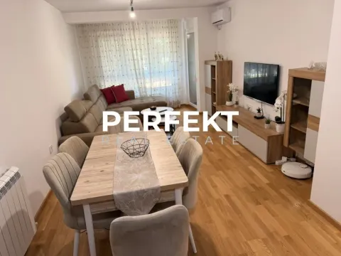 Dnevna soba sa trpezarijskim stolom i garniturom. - image 2