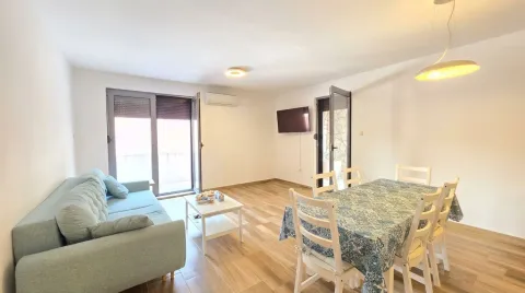 Dnevni boravak sa garniturom, stočićem i trpezarijskim stolom. - image 4