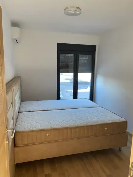 Svijetla spavaća soba sa velikim bračnim krevetom i klima uređajem. - image 3