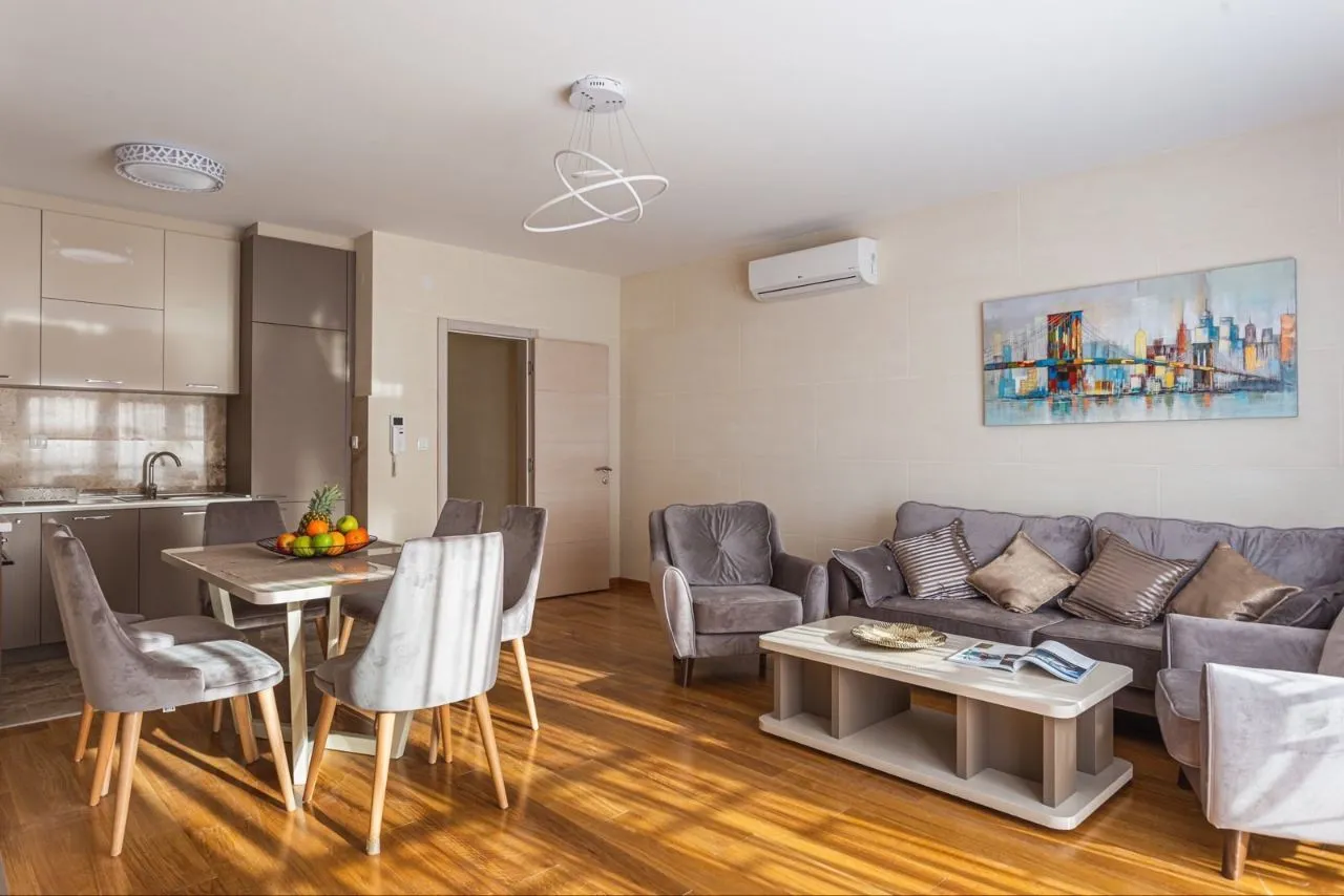 Izdavanje, dvosoban stan, 62m², Pržno, Budva