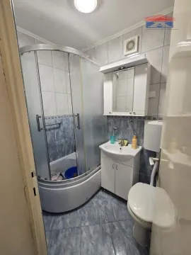 Kompaktno kupatilo sa tuš kabinom, umivaonikom i wc šoljom. - image 8