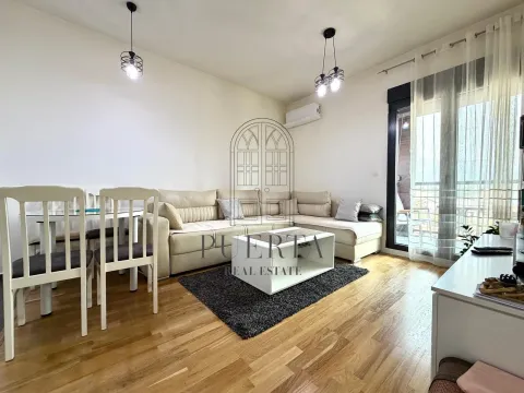 Dnevna soba sa garniturom, trpezarijskim stolom i izlazom na terasu. - image 5
