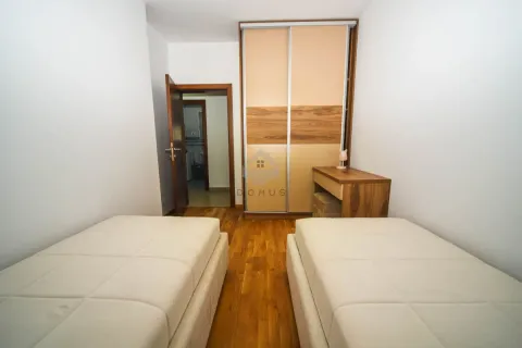 Spavaća soba sa dva kreveta, velikim plakarom i drvenim podom. - image 7