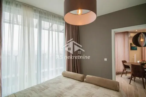 Nameštena spavaća soba sa bračnim krevetom i velikim prozorom. - image 7