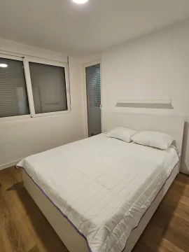 Svijetla spavaća soba sa bračnim krevetom i izlazom na terasu. - image 7