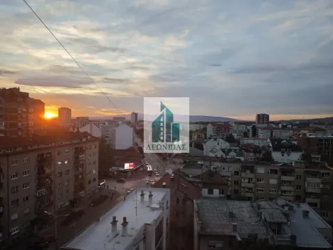 Pogled na grad sa visoke spratnosti sa zalaskom sunca. - image 16