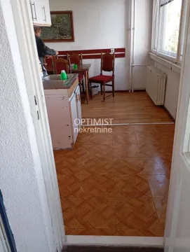 Pogled iz hodnika na kuhinju sa trpezarijom. - image 7