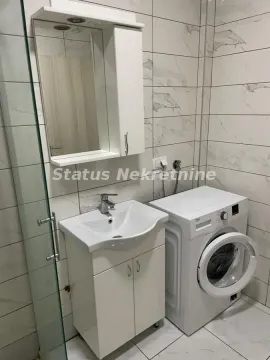 Kupatilo opremljeno umivaonikom, ogledalom sa ormarićem i mašinom za veš. - image 9