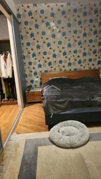 Nameštena spavaća soba sa bračnim krevetom, noćnim stočićem i ugradnim ormarom. - image 12