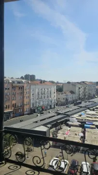Pogled sa terase na gradsku ulicu i tržnicu. - image 12