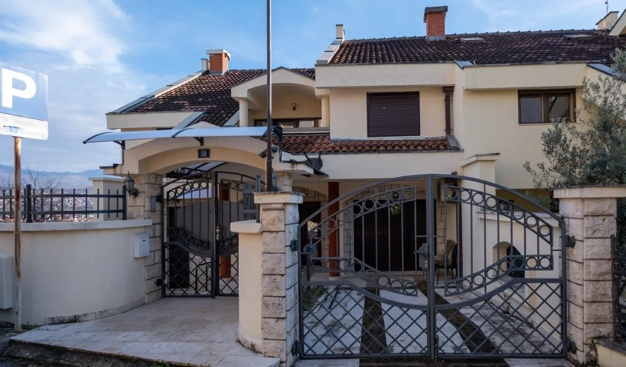 Izdavanje, kuća, 280m², Gorica C, Podgorica
