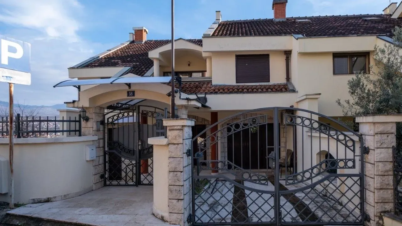 Rent, house, 280m², Gorica C, Podgorica