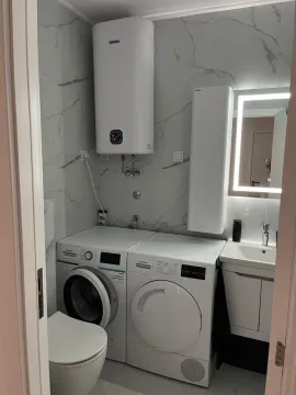 Savremeno opremljeno kupatilo sa veš mašinom, sušačem i ugrađenim bojlerom. - image 10