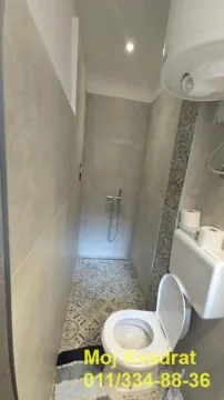 Manje kupatilo sa tuš kabinom i keramičkim pločicama. - image 13